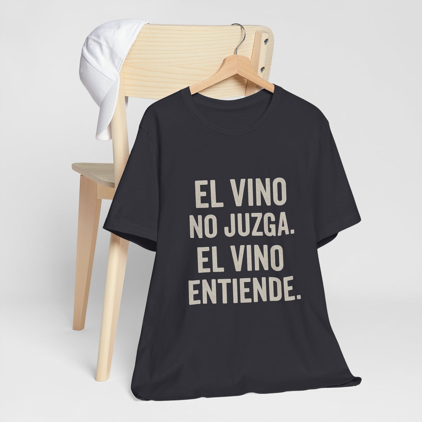 El Vino No Juzga Unisex Tee - Wine Lovers Casual Shirt