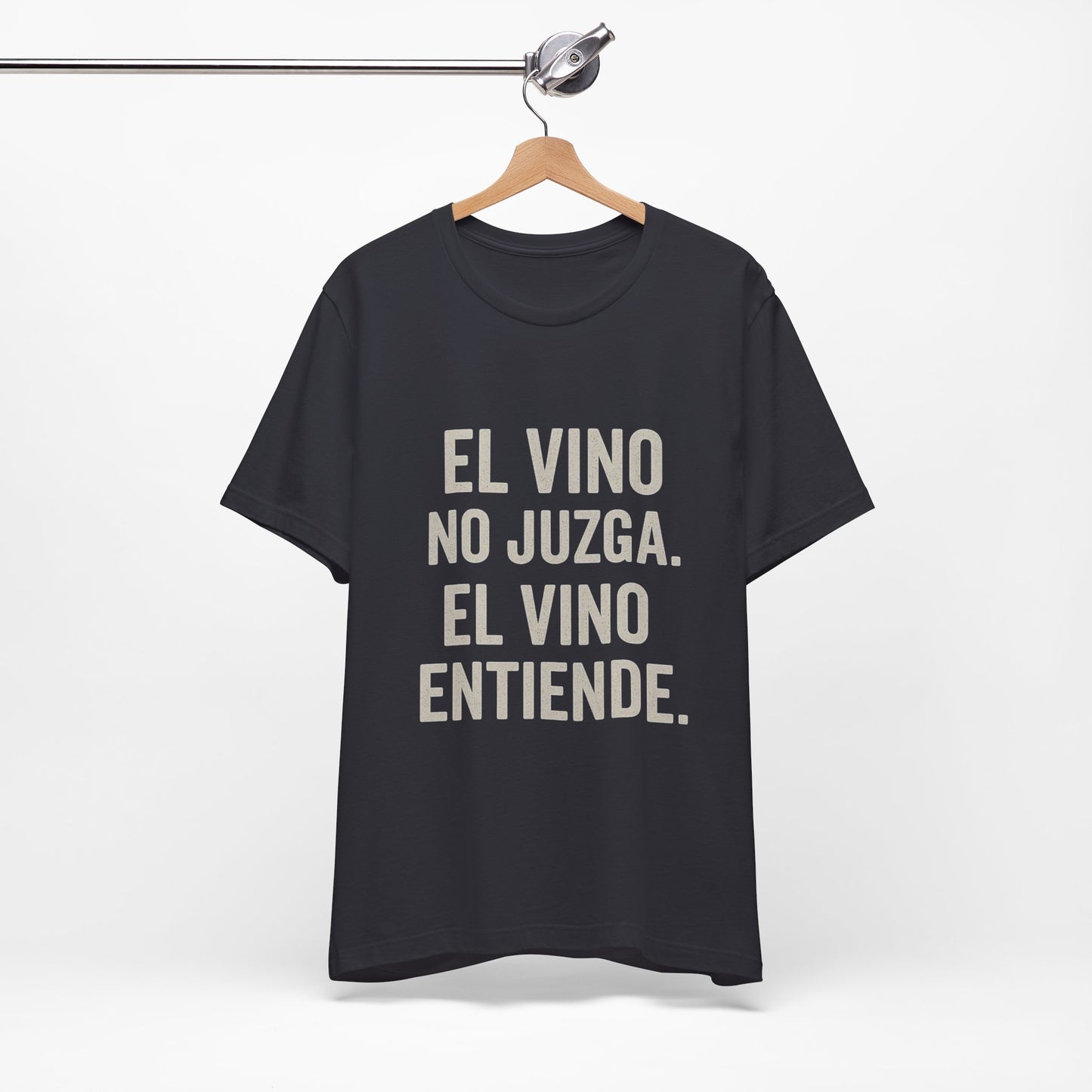 El Vino No Juzga Unisex Tee - Wine Lovers Casual Shirt
