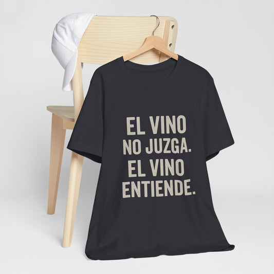 El Vino No Juzga Unisex Tee - Wine Lovers Casual Shirt